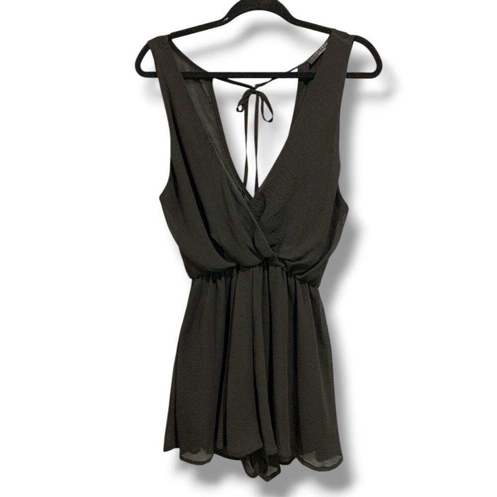 Medium Final‎ Touch Romper Shorts Tie Back Plunge Neckline Flowy